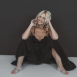 Susan Sideropoulos Instagram - Ich hab mich die letzten Wochen nochmal mehr mit der Frage beschäftigt: „Warum sind wir hier?“ Warum bin ich hier? Die Frage aller Fragen, die früher oder später in unser Leben kommt. Meine Antwort bleibt Liebe. Klingt pathetisch, aber so ist es. WIE kann ich mehr Liebe geben WO kann ich mehr Liebe geben WEM kann ich mehr Liebe geben Gebe ich mir genug Liebe Und WAS kann ich mit noch mehr Liebe umsetzen? „Das schönste was ein Mensch hinterlassen kann, ist ein Lächeln im Gesicht derjenigen, die an ihn denken“ ❤️ (Das Leben schwer nehmen ist einfach zu anstrengend) Warum bist du hier? #LovelyShootingBy @liesafuchsfotografie #📸