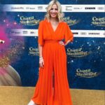 Susan Sideropoulos Instagram - Lange nicht mehr so begeistert aus dem Kino gekommen 🥳🥳🥳 @chantalfilm ist echt ein Meisterwerk. So viel gelacht mit meinen Kids, und gleichzeitig wird eine ganze Menge wertvoller Themen vermittelt👌🏻 Danke @bora für deine unglaubliche Kreativität und Liebe zum Detail. Und der grandiose Cast 👏🏻👏🏻👏🏻 @jellahaase @gizem_xe @ehrlichmaria und viele mehr. Ich sag nur - ab ins Kino 🍿 Und weil gleich viele Fragen 🙃 - das lovely Outfit ist von @mooiberlin 🧡 #unbezahltewerbung #weilBegeistert