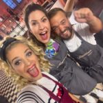 Susan Sideropoulos Instagram - Leute, Ich werd bekloppt 🤪🙃😅🥹🤩🥳 Ich hab meine dritte rote Schürze gestern gewonnen. Und ich bin im Finale - OMG🎉 Diese Show hat mich so viele Nerven gekostet und ungeahnte Talente hervorgebracht. Bei den schnellen Schnitten sieht man nicht immer wie anstrengend es in echt ist, doch WIR wissen es 😅😅😅 und dadurch freuen wir uns noch mal mehr - @maditavanhuelsen @mathiasmester @alexandra.rietz #CrewLove💛 Danke an euch alle für das liebevolle Feedback 🩵 @dasgrossebacken @bettinaschliephakeburchardt @christian_huembs @enieimturm @konditoreiw @herr.pascal @actorsconnectionagency #unbezahltewerbung #wegenmarkierung