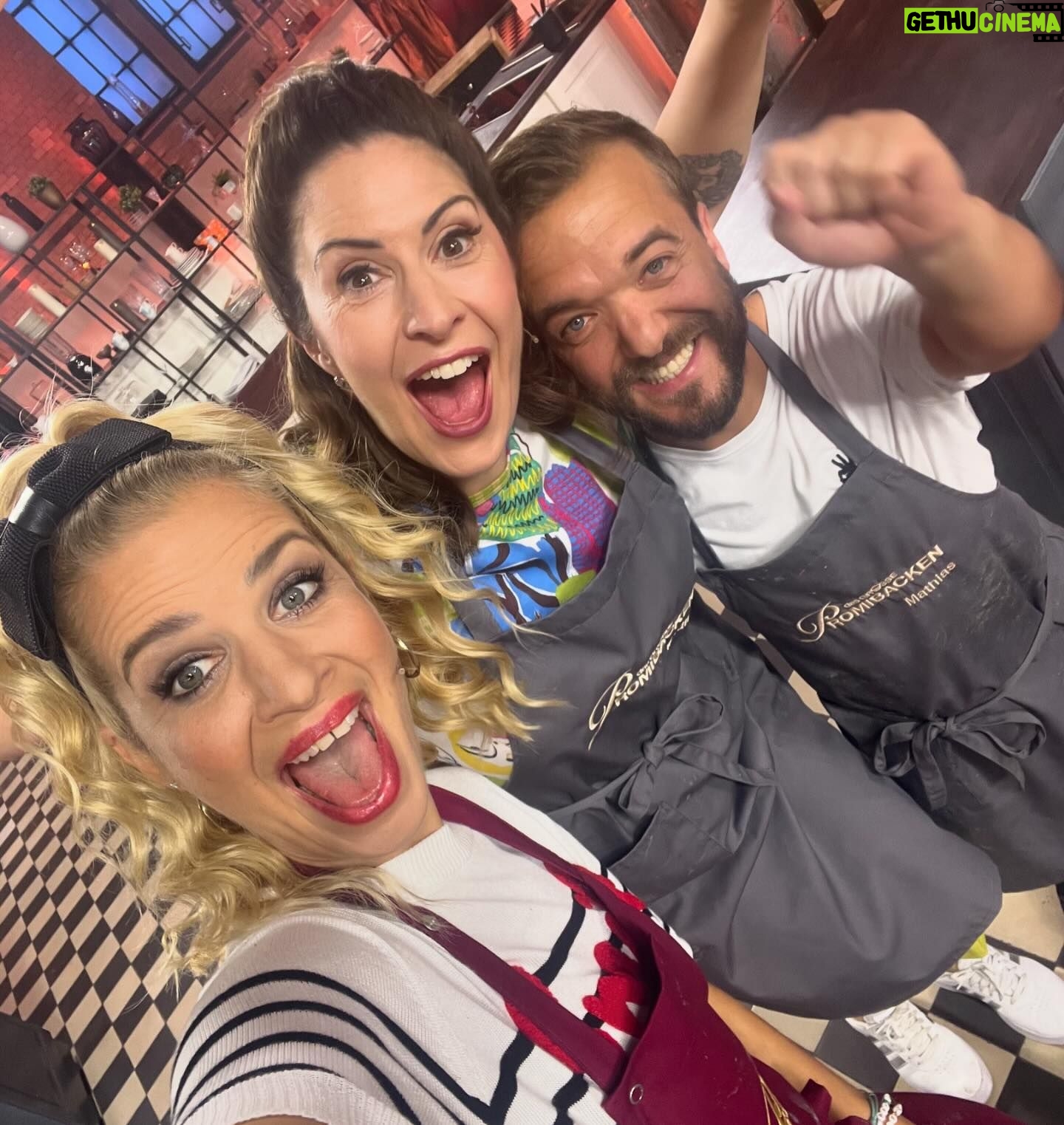 Susan Sideropoulos Instagram - Leute, Ich werd bekloppt 🤪🙃😅🥹🤩🥳 Ich hab meine dritte rote Schürze gestern gewonnen. Und ich bin im Finale - OMG🎉 Diese Show hat mich so viele Nerven gekostet und ungeahnte Talente hervorgebracht. Bei den schnellen Schnitten sieht man nicht immer wie anstrengend es in echt ist, doch WIR wissen es 😅😅😅 und dadurch freuen wir uns noch mal mehr - @maditavanhuelsen @mathiasmester @alexandra.rietz #CrewLove💛 Danke an euch alle für das liebevolle Feedback 🩵 @dasgrossebacken @bettinaschliephakeburchardt @christian_huembs @enieimturm @konditoreiw @herr.pascal @actorsconnectionagency #unbezahltewerbung #wegenmarkierung
