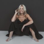 Susan Sideropoulos Instagram - Ich hab mich die letzten Wochen nochmal mehr mit der Frage beschäftigt: „Warum sind wir hier?“ Warum bin ich hier? Die Frage aller Fragen, die früher oder später in unser Leben kommt. Meine Antwort bleibt Liebe. Klingt pathetisch, aber so ist es. WIE kann ich mehr Liebe geben WO kann ich mehr Liebe geben WEM kann ich mehr Liebe geben Gebe ich mir genug Liebe Und WAS kann ich mit noch mehr Liebe umsetzen? „Das schönste was ein Mensch hinterlassen kann, ist ein Lächeln im Gesicht derjenigen, die an ihn denken“ ❤️ (Das Leben schwer nehmen ist einfach zu anstrengend) Warum bist du hier? #LovelyShootingBy @liesafuchsfotografie #📸