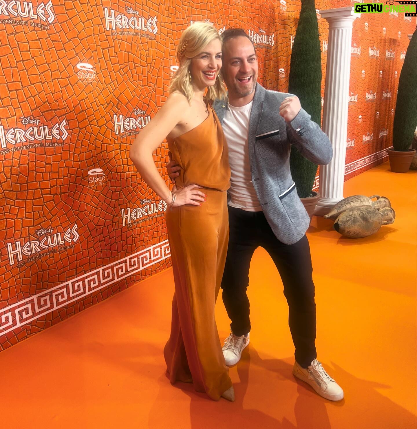 Susan Sideropoulos Instagram - Bei der @hercules_das_musical Premiere in Hamburg gestern Abend, war immer wieder die Frage auf dem Teppich: βWer ist dein Held im Leben?β Meine Antwort- Ganz klar Jakob π§‘π Und wer ist deiner? #magicMonday
