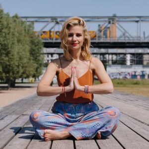 Susan Sideropoulos Instagram - Sprachlos

Als wäre es nicht schlimm genug das es Kriege gibt…
Viele, zu viele. Von den meisten bekommen wir gar nichts mit.
Manche betreffen einen mehr als andere…
Die Belastung ist groß, jeden Tag.

Mein Mitgefühl bleibt für jeden einzelnen unschuldigen Menschen, der sich nach Frieden sehnt.

Doch anstatt uns im Schmerz zu verbinden, geht ein neuer Krieg los direkt vor unseren Augen.

Und das ist fast noch trauriger, als der Krieg selbst.
Das Menschen es schaffen, den Krieg hier zu uns zu holen.
Ob bei SocialMedia oder im realen Leben.

Wozu? Wem helfen sie damit wirklich? 
Ich sage - niemanden.

Und hier, genau an dieser Stelle KÖNNEN wir was tun! Hier haben wir Einfluss. 

Wenn ich mir die aktuellen Bilder auf der Welt anschaue, bin ich einfach nur sprachlos. 
Gestern war Holocaust Gedenktag und gleichzeitig werden jüdische studierende aus ihren Unis ausgeschlossen, attackiert, angegriffen und Wut und Hass Aufstände füllen meinen Feed. 
Muss ich 2024 wirklich wieder Angst haben? 

Wenn die Menschen nicht kapieren, das wir alle Menschen sind, das wir *niemanden* helfen, wenn wir den Hass noch vergrößern und unschuldige Menschen attackieren, die weit weg, nichts damit zutun haben - dann haben wir gemeinsam versagt und verloren.

Doch ich bleibe zuversichtlich und hoffe das wir anfangen bei uns selbst zu schauen - innerer Frieden bringt äußerer Frieden.
Und ich bleibe dabei:

“Stell dir vor wir würden LIEBE so schnell verbreiten, wie wir Hass und Negatives verbreiten - in was für einer großartigen Welt würden wir Leben” 

#Menschlichkeit 
#ThanksForSharing