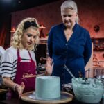Susan Sideropoulos Instagram - Leute, Ich werd bekloppt 🤪🙃😅🥹🤩🥳 Ich hab meine dritte rote Schürze gestern gewonnen. Und ich bin im Finale - OMG🎉 Diese Show hat mich so viele Nerven gekostet und ungeahnte Talente hervorgebracht. Bei den schnellen Schnitten sieht man nicht immer wie anstrengend es in echt ist, doch WIR wissen es 😅😅😅 und dadurch freuen wir uns noch mal mehr - @maditavanhuelsen @mathiasmester @alexandra.rietz #CrewLove💛 Danke an euch alle für das liebevolle Feedback 🩵 @dasgrossebacken @bettinaschliephakeburchardt @christian_huembs @enieimturm @konditoreiw @herr.pascal @actorsconnectionagency #unbezahltewerbung #wegenmarkierung