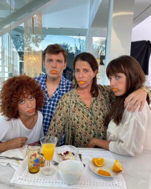 Susana Abaitua Instagram - 1 Típica foto de familia.
2 La familia adoptada de @amparopinnero después de acompañarnos durante el rodaje.
3 @mmaketti cuidándome siempre mucho.
4 Una vegetariana en Praga 🥴.
5 De excursión con mi @tomasbezanilla 
6 La MALDITA canción con la que acabamos soñando.
7 Típica actriz con su paraguas para no subir el Pantone.
8 Hola qué tal? Semana nocturna 6AM.
9 Sara/Susana todo se empieza a mezclar.
10 Los yates son realmente cómodos para rodar🤢.

Gracias a @mmaketti por este reportaje.