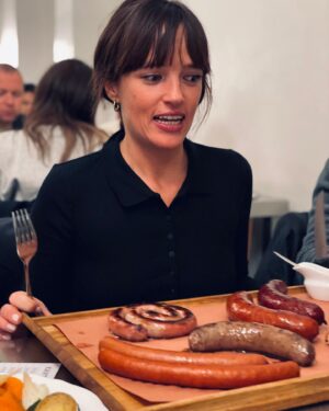 Susana Abaitua Instagram - 1 Típica foto de familia.
2 La familia adoptada de @amparopinnero después de acompañarnos durante el rodaje.
3 @mmaketti cuidándome siempre mucho.
4 Una vegetariana en Praga 🥴.
5 De excursión con mi @tomasbezanilla 
6 La MALDITA canción con la que acabamos soñando.
7 Típica actriz con su paraguas para no subir el Pantone.
8 Hola qué tal? Semana nocturna 6AM.
9 Sara/Susana todo se empieza a mezclar.
10 Los yates son realmente cómodos para rodar🤢.

Gracias a @mmaketti por este reportaje.
