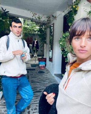 Susana Abaitua Instagram - 1 Típica foto de familia.
2 La familia adoptada de @amparopinnero después de acompañarnos durante el rodaje.
3 @mmaketti cuidándome siempre mucho.
4 Una vegetariana en Praga 🥴.
5 De excursión con mi @tomasbezanilla 
6 La MALDITA canción con la que acabamos soñando.
7 Típica actriz con su paraguas para no subir el Pantone.
8 Hola qué tal? Semana nocturna 6AM.
9 Sara/Susana todo se empieza a mezclar.
10 Los yates son realmente cómodos para rodar🤢.

Gracias a @mmaketti por este reportaje.