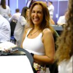 Susana Dias Ramos Instagram - Um dos maiores prazeres que tenho na minha vida é aprender! Coisas novas, coisas antigas, coisas que já sabia e coisas de que nunca ouvi falar! Aprender! Para mim é o crossfit da mente! Durante estes 3 últimos meses fiz um curso! Que amei! Conheci pessoas que vou levar para a minha vida! Acaba hoje mais uma etapa! Ouvi, contei, escutei, partilhei! Abracei, entreguei, eternizei! Deixei que um Coach @marioribeiro.portal me guiasse numa meditação na praia às 7h30 da manhã! Agora imaginem o quanto eu tinha que estar feliz! Duas vezes… com uma seita!!! 🤣 aquela que agora é a minha seita… mas vá, eles chamam-lhe Tribo🤫 por isso espalhem por aí que me converti à Tribo e agora olhem… o importante é ter saúde🙃 Obrigada @reginasantana e @paulofaustino FOI DO CARA…ÇAS!