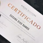 Susana Dias Ramos Instagram - Um dos maiores prazeres que tenho na minha vida é aprender! Coisas novas, coisas antigas, coisas que já sabia e coisas de que nunca ouvi falar! Aprender! Para mim é o crossfit da mente! Durante estes 3 últimos meses fiz um curso! Que amei! Conheci pessoas que vou levar para a minha vida! Acaba hoje mais uma etapa! Ouvi, contei, escutei, partilhei! Abracei, entreguei, eternizei! Deixei que um Coach @marioribeiro.portal me guiasse numa meditação na praia às 7h30 da manhã! Agora imaginem o quanto eu tinha que estar feliz! Duas vezes… com uma seita!!! 🤣 aquela que agora é a minha seita… mas vá, eles chamam-lhe Tribo🤫 por isso espalhem por aí que me converti à Tribo e agora olhem… o importante é ter saúde🙃 Obrigada @reginasantana e @paulofaustino FOI DO CARA…ÇAS!