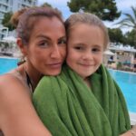 Susana Dias Ramos Instagram - Dia 1 de “As Mães vão a Mallorca” ✌🏽Por favor façam atenção na sensualidade de uma conjuntivite nos MEUS olhos e nos olhos dos outros que nem se vê! Nitidamente há favoritos até para as bichezas!