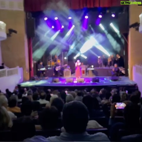 Susana Zabaleta Instagram - ✨San Miguel de Allende ¡gracias por esta increíble noche llena de magia! ✨Cantar frente a ustedes en un teatro con tanta historia me llena de alegría. 🫶🏼 🤍 Gracias, gracias, gracias por esta energía y por acompañarme, chamacos, logramos el #SoldOut 🚨