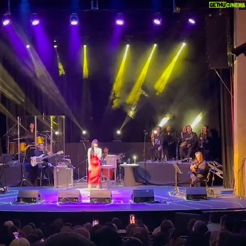 Susana Zabaleta Instagram - ✨San Miguel de Allende ¡gracias por esta increíble noche llena de magia! ✨Cantar frente a ustedes en un teatro con tanta historia me llena de alegría. 🫶🏼 🤍 Gracias, gracias, gracias por esta energía y por acompañarme, chamacos, logramos el #SoldOut 🚨