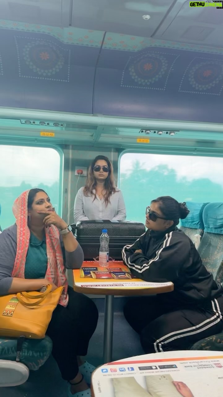 Sushma Nair - 1.7K Likes - Kyunki yeh puri compartment humari kar diya hai 🤣🤣
Luggage sponsor @_geethanjali20 😆🤣
#travelfun #instagood #instagram #instadaily #instalike #instamood #instavideo #reelsinstagram #reelitfeelit #comedyreels #instareels #instareelsindia❤️