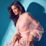 Sushrii Shreya Mishraa Instagram – Only Love is real 🕊️🤍✨
.
Outfit : @sukritiandaakritiofficial 🌹
