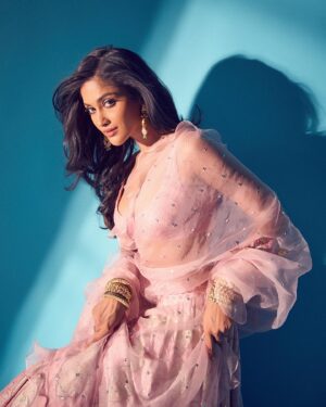 Sushrii Shreya Mishraa Instagram - Only Love is real 🕊️🤍✨
.
Outfit : @sukritiandaakritiofficial 🌹