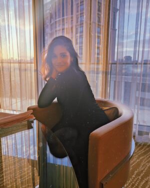 Sushrii Shreya Mishraa Instagram - It’s was/is and always will about people.Passionate,enthusiastic,magnetic energies coming together to make nothing but magic ❤️🎞️✨
Started with nothing but faith and now my heart’s so full of gratitude and more gratitude 🧿
.
#AS04 #MagicInMaking 💫🎬
