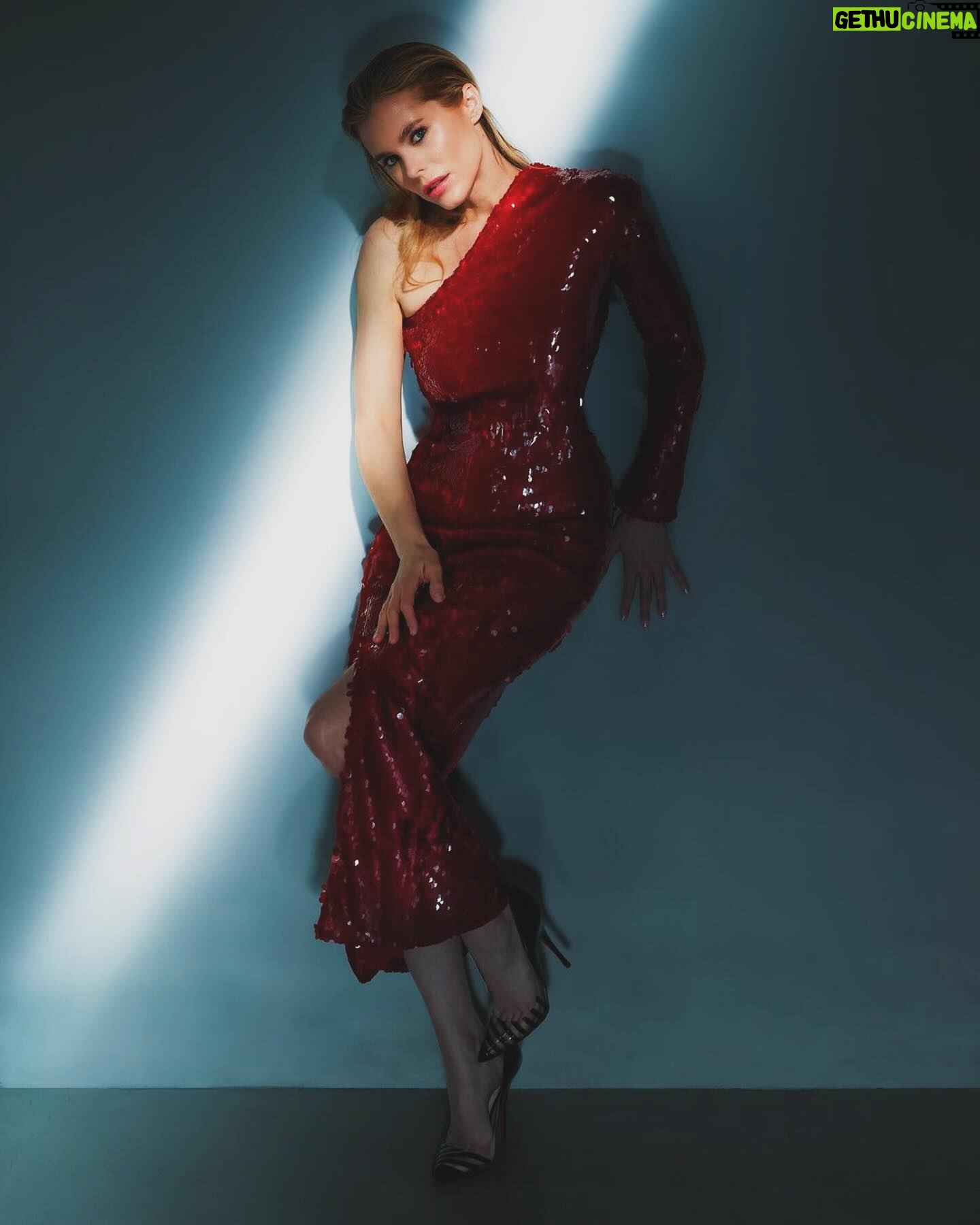 Susie Abromeit - 551 Likes - Merry Christmas Eve y’all
@irkmagazine
・・・
✨HAPPY HOLIDAYS ✨
Sneak peek from our shoot and interview w @susieabromeit
📷 @jaymethornton
Style @thecannonmediagroup
Makeup @glennbrownell
Hair @isaacdavidsonhair
Gown @maisonirfe
@marquepr
#fashion #susieabromeit #reddress #cover