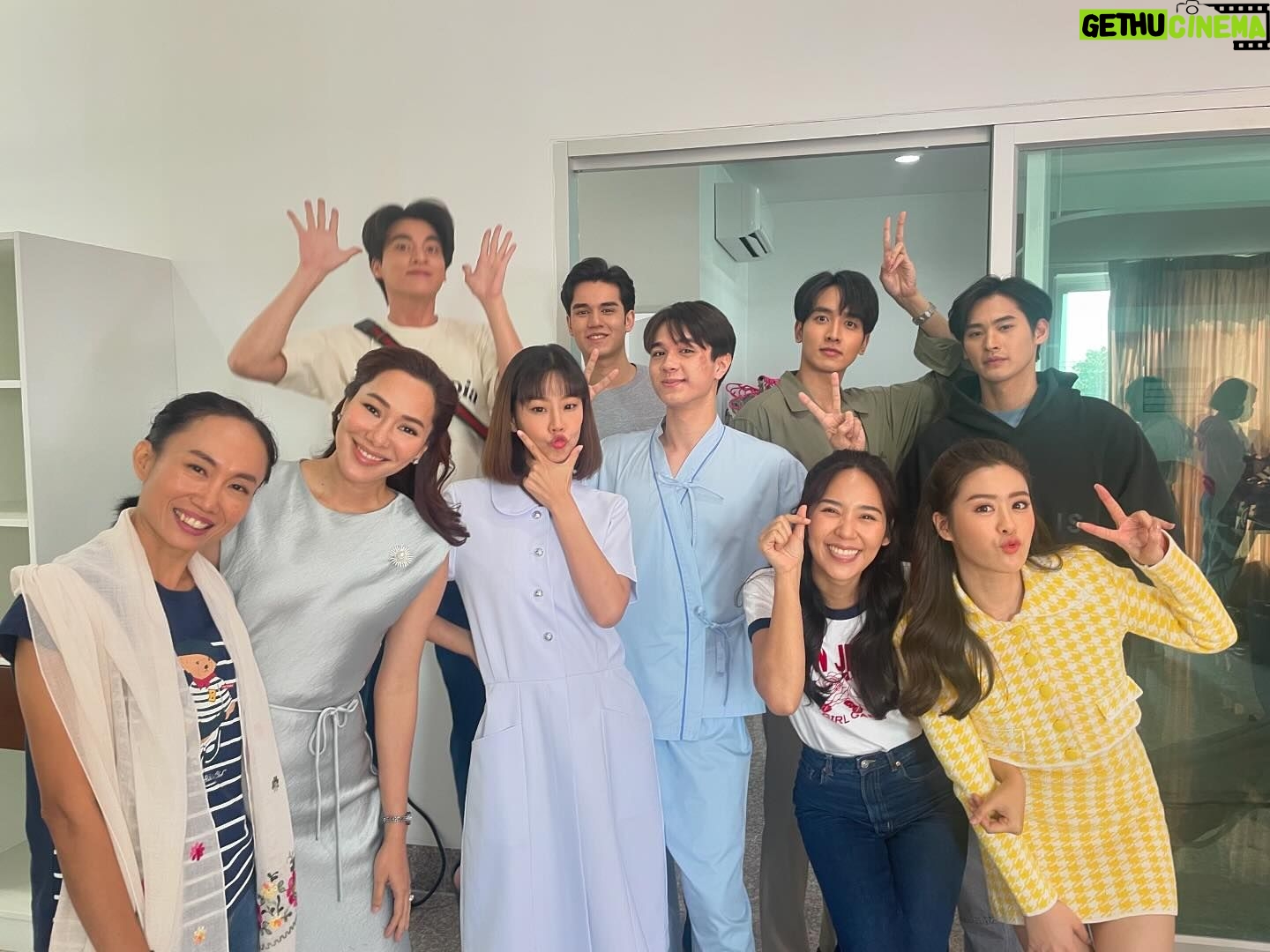 Suttatip Wutchaipradit Instagram - ❤️ฉันจะจำเธอไปในแบบนี้ จำความรู้สึกนี้ 🌻ชอบการได้มากองนี้มากกกค่ะ ทุกคนในบ้านมีเอเนจี้น่ารัก สนุก อบอุ่นแบบพ่อแม่พี่น้องมากๆ ขอบคุณพี่แหม่ม พี่แอ๊ะ ป้าแจ๋ว และพี่บั๊มที่ให้โอกาสแอมแปร์ได้มาอยู่ในบ้าน #ขวัญฤทัย #ขวัญฤทัยep14 ปล.คิดถึงเสียงป้าแจ๋วด้วยค่ะ 5555 ตอนนี้ดูซีรีส์เกาหลีเรื่องอะไรอยู่คะ?