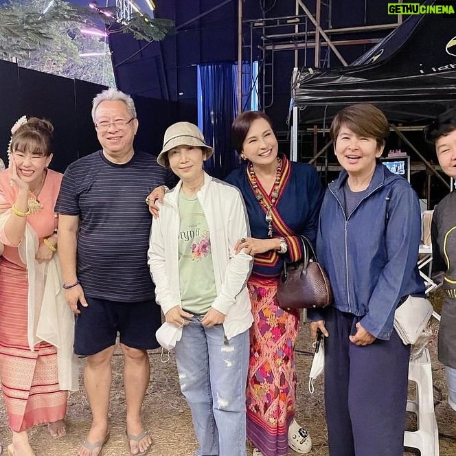 Suttatip Wutchaipradit Instagram - ❤️ฉันจะจำเธอไปในแบบนี้ จำความรู้สึกนี้ 🌻ชอบการได้มากองนี้มากกกค่ะ ทุกคนในบ้านมีเอเนจี้น่ารัก สนุก อบอุ่นแบบพ่อแม่พี่น้องมากๆ ขอบคุณพี่แหม่ม พี่แอ๊ะ ป้าแจ๋ว และพี่บั๊มที่ให้โอกาสแอมแปร์ได้มาอยู่ในบ้าน #ขวัญฤทัย #ขวัญฤทัยep14 ปล.คิดถึงเสียงป้าแจ๋วด้วยค่ะ 5555 ตอนนี้ดูซีรีส์เกาหลีเรื่องอะไรอยู่คะ?