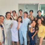 Suttatip Wutchaipradit Instagram - ❤️ฉันจะจำเธอไปในแบบนี้ จำความรู้สึกนี้ 🌻ชอบการได้มากองนี้มากกกค่ะ ทุกคนในบ้านมีเอเนจี้น่ารัก สนุก อบอุ่นแบบพ่อแม่พี่น้องมากๆ ขอบคุณพี่แหม่ม พี่แอ๊ะ ป้าแจ๋ว และพี่บั๊มที่ให้โอกาสแอมแปร์ได้มาอยู่ในบ้าน #ขวัญฤทัย #ขวัญฤทัยep14 ปล.คิดถึงเสียงป้าแจ๋วด้วยค่ะ 5555 ตอนนี้ดูซีรีส์เกาหลีเรื่องอะไรอยู่คะ?