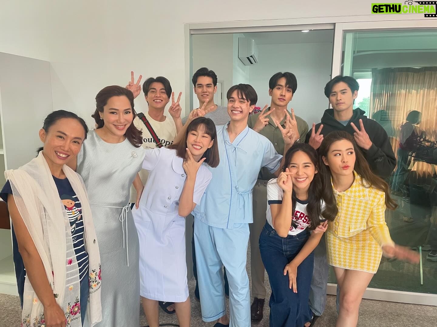 Suttatip Wutchaipradit Instagram - ❤️ฉันจะจำเธอไปในแบบนี้ จำความรู้สึกนี้ 🌻ชอบการได้มากองนี้มากกกค่ะ ทุกคนในบ้านมีเอเนจี้น่ารัก สนุก อบอุ่นแบบพ่อแม่พี่น้องมากๆ ขอบคุณพี่แหม่ม พี่แอ๊ะ ป้าแจ๋ว และพี่บั๊มที่ให้โอกาสแอมแปร์ได้มาอยู่ในบ้าน #ขวัญฤทัย #ขวัญฤทัยep14 ปล.คิดถึงเสียงป้าแจ๋วด้วยค่ะ 5555 ตอนนี้ดูซีรีส์เกาหลีเรื่องอะไรอยู่คะ?
