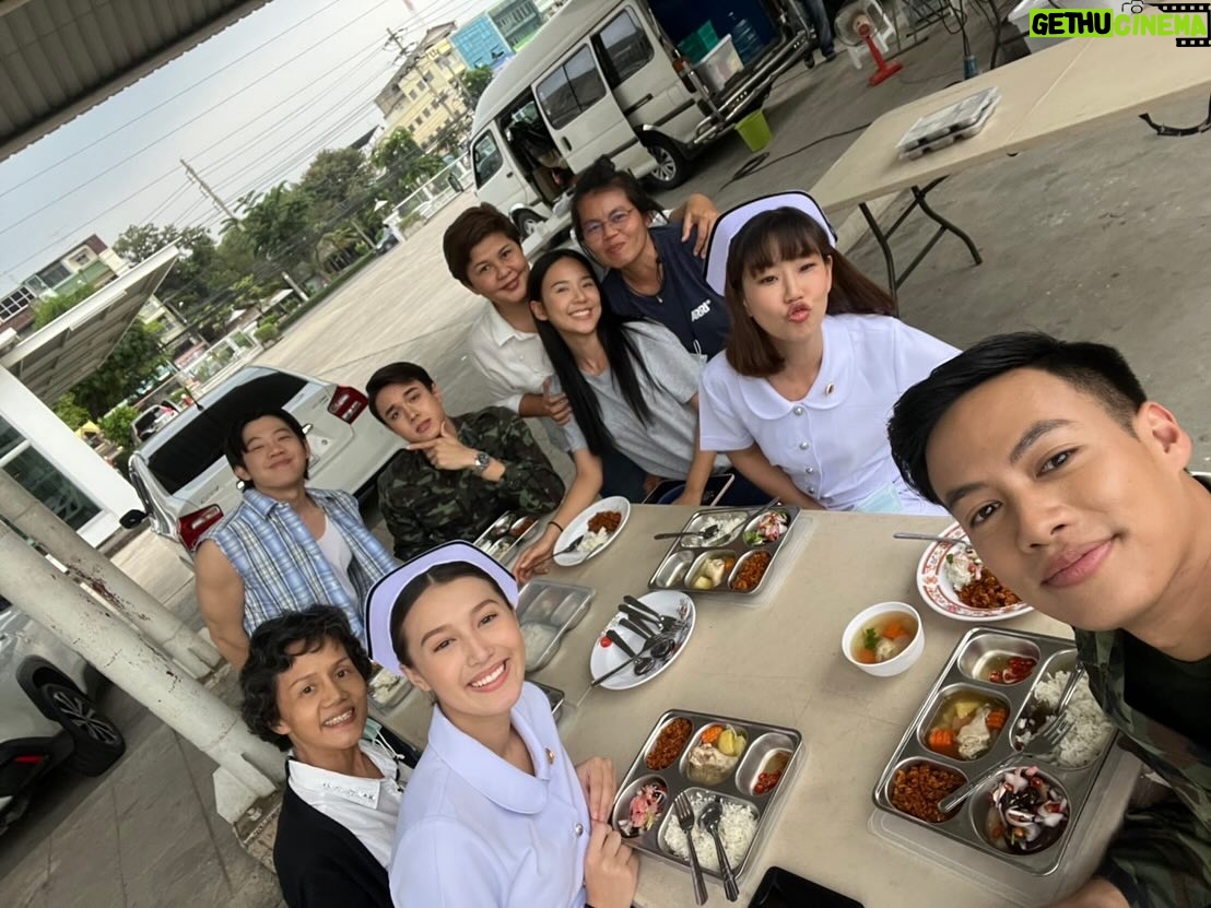 Suttatip Wutchaipradit Instagram - ❤️ฉันจะจำเธอไปในแบบนี้ จำความรู้สึกนี้ 🌻ชอบการได้มากองนี้มากกกค่ะ ทุกคนในบ้านมีเอเนจี้น่ารัก สนุก อบอุ่นแบบพ่อแม่พี่น้องมากๆ ขอบคุณพี่แหม่ม พี่แอ๊ะ ป้าแจ๋ว และพี่บั๊มที่ให้โอกาสแอมแปร์ได้มาอยู่ในบ้าน #ขวัญฤทัย #ขวัญฤทัยep14 ปล.คิดถึงเสียงป้าแจ๋วด้วยค่ะ 5555 ตอนนี้ดูซีรีส์เกาหลีเรื่องอะไรอยู่คะ?