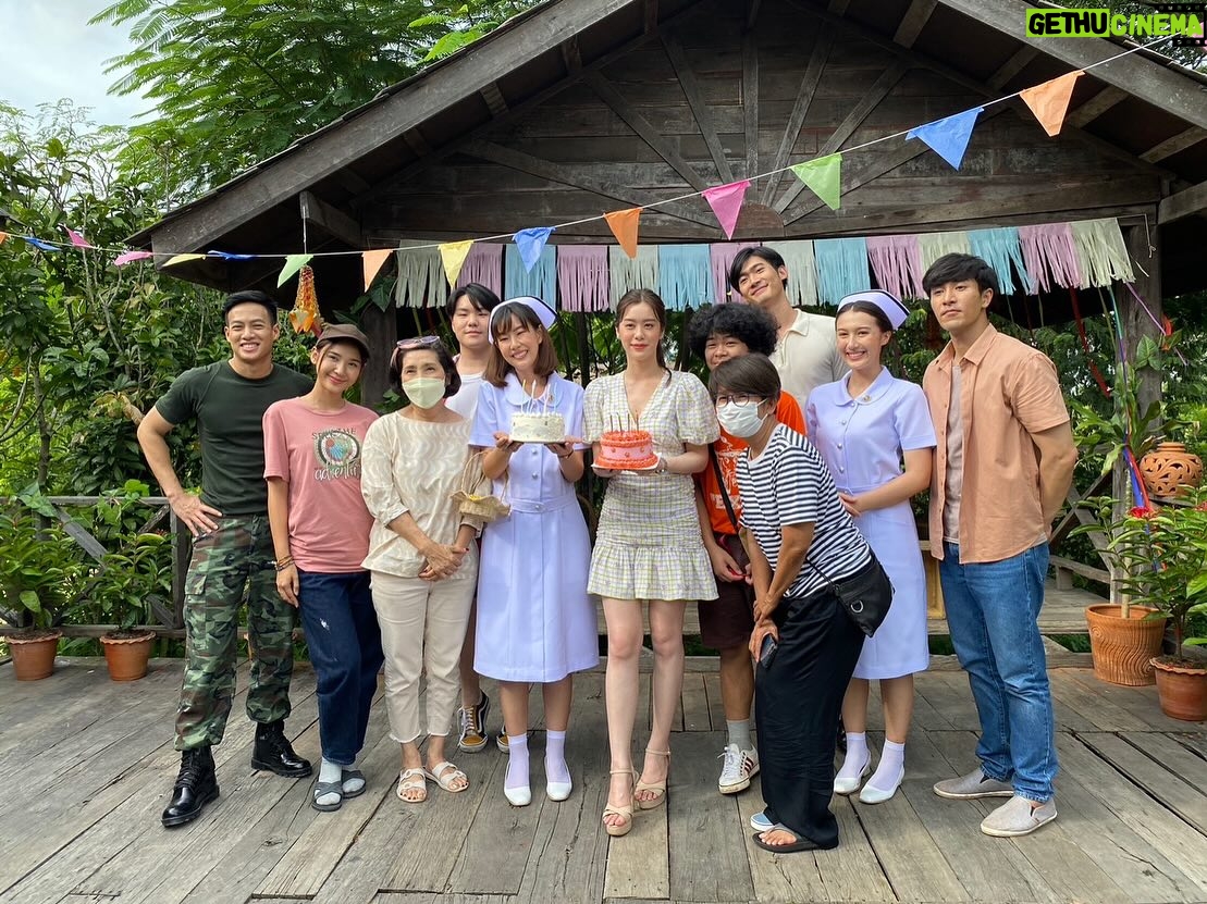 Suttatip Wutchaipradit Instagram - ❤️ฉันจะจำเธอไปในแบบนี้ จำความรู้สึกนี้ 🌻ชอบการได้มากองนี้มากกกค่ะ ทุกคนในบ้านมีเอเนจี้น่ารัก สนุก อบอุ่นแบบพ่อแม่พี่น้องมากๆ ขอบคุณพี่แหม่ม พี่แอ๊ะ ป้าแจ๋ว และพี่บั๊มที่ให้โอกาสแอมแปร์ได้มาอยู่ในบ้าน #ขวัญฤทัย #ขวัญฤทัยep14 ปล.คิดถึงเสียงป้าแจ๋วด้วยค่ะ 5555 ตอนนี้ดูซีรีส์เกาหลีเรื่องอะไรอยู่คะ?