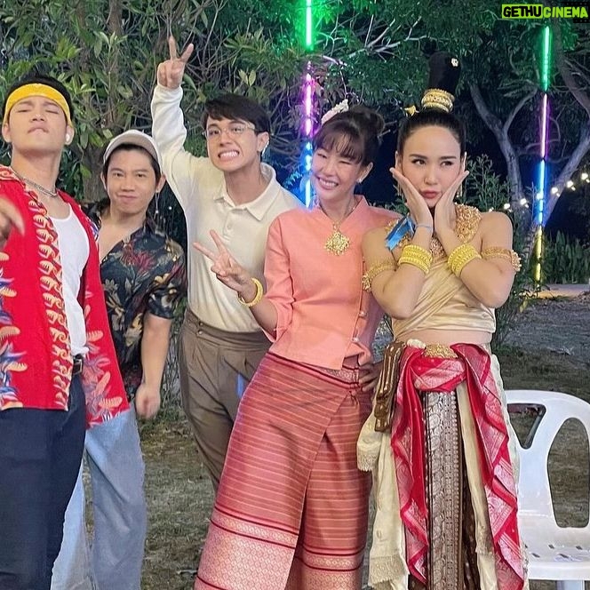 Suttatip Wutchaipradit Instagram - ❤️ฉันจะจำเธอไปในแบบนี้ จำความรู้สึกนี้ 🌻ชอบการได้มากองนี้มากกกค่ะ ทุกคนในบ้านมีเอเนจี้น่ารัก สนุก อบอุ่นแบบพ่อแม่พี่น้องมากๆ ขอบคุณพี่แหม่ม พี่แอ๊ะ ป้าแจ๋ว และพี่บั๊มที่ให้โอกาสแอมแปร์ได้มาอยู่ในบ้าน #ขวัญฤทัย #ขวัญฤทัยep14 ปล.คิดถึงเสียงป้าแจ๋วด้วยค่ะ 5555 ตอนนี้ดูซีรีส์เกาหลีเรื่องอะไรอยู่คะ?