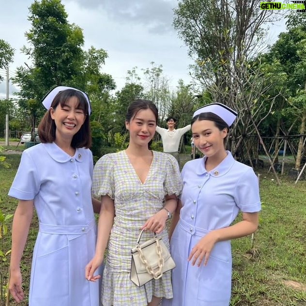 Suttatip Wutchaipradit Instagram - ❤️ฉันจะจำเธอไปในแบบนี้ จำความรู้สึกนี้ 🌻ชอบการได้มากองนี้มากกกค่ะ ทุกคนในบ้านมีเอเนจี้น่ารัก สนุก อบอุ่นแบบพ่อแม่พี่น้องมากๆ ขอบคุณพี่แหม่ม พี่แอ๊ะ ป้าแจ๋ว และพี่บั๊มที่ให้โอกาสแอมแปร์ได้มาอยู่ในบ้าน #ขวัญฤทัย #ขวัญฤทัยep14 ปล.คิดถึงเสียงป้าแจ๋วด้วยค่ะ 5555 ตอนนี้ดูซีรีส์เกาหลีเรื่องอะไรอยู่คะ?