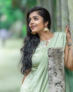 Suveta Shrimpton Instagram - All I need is peace ☮️ 📷 @bhavaga_photography #photoshoot #photooftheday #saree #instsgram #instagood #nomakeuplook #casualstyle #photooftheday #suveta #suvetashrimpton #suveta #suvetashrimpton