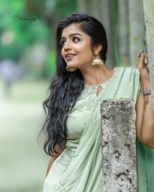 Suveta Shrimpton Instagram - All I need is peace ☮️ 
📷 @bhavaga_photography 

#photoshoot #photooftheday #saree #instsgram #instagood #nomakeuplook #casualstyle #photooftheday #suveta #suvetashrimpton #suveta #suvetashrimpton