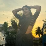Suveta Shrimpton Instagram - Sleek, chic, and all back ♠️ . . #sareelove #blacklove #ilamathi #poovathalayaonsuntv #sunset #photooftheday #suveta #suvetashrimpton❤️❤️❤️