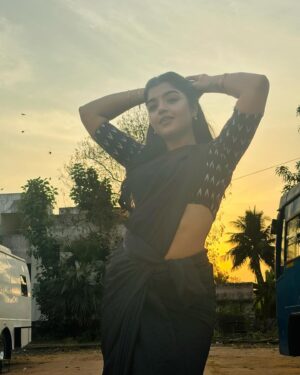 Suveta Shrimpton Instagram - Sleek, chic, and all back ♠️
.
.
#sareelove #blacklove #ilamathi #poovathalayaonsuntv #sunset #photooftheday #suveta #suvetashrimpton❤️❤️❤️