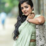 Suveta Shrimpton Instagram - All I need is peace ☮️ 📷 @bhavaga_photography #photoshoot #photooftheday #saree #instsgram #instagood #nomakeuplook #casualstyle #photooftheday #suveta #suvetashrimpton #suveta #suvetashrimpton