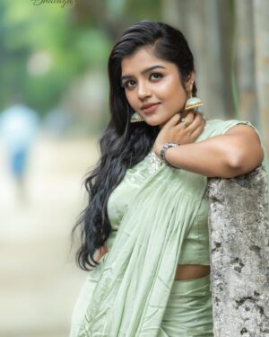 Suveta Shrimpton Instagram - All I need is peace ☮️ 
📷 @bhavaga_photography 

#photoshoot #photooftheday #saree #instsgram #instagood #nomakeuplook #casualstyle #photooftheday #suveta #suvetashrimpton #suveta #suvetashrimpton
