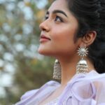 Suveta Shrimpton Instagram - Just a girl and her purple dress💟 Pc @s.a_arun_ . . . #suntvserialactress #showtime #sunnatchathirakondattam #poovathalayaonsuntv #ilamathi #suveta #suvetashrimpton❤️❤️❤️