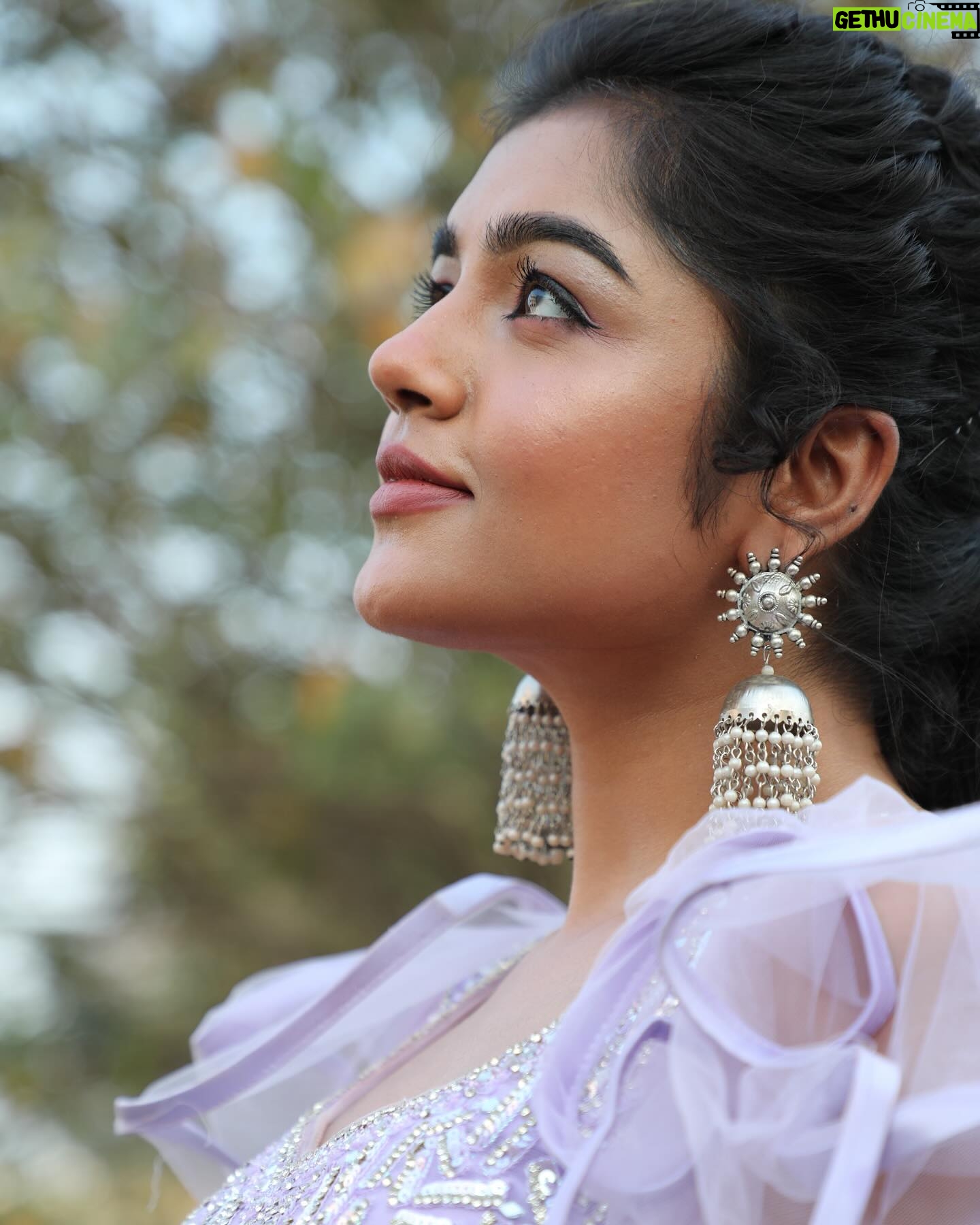 Suveta Shrimpton Instagram - Just a girl and her purple dress💟 Pc @s.a_arun_ . . . #suntvserialactress #showtime #sunnatchathirakondattam #poovathalayaonsuntv #ilamathi #suveta #suvetashrimpton❤️❤️❤️