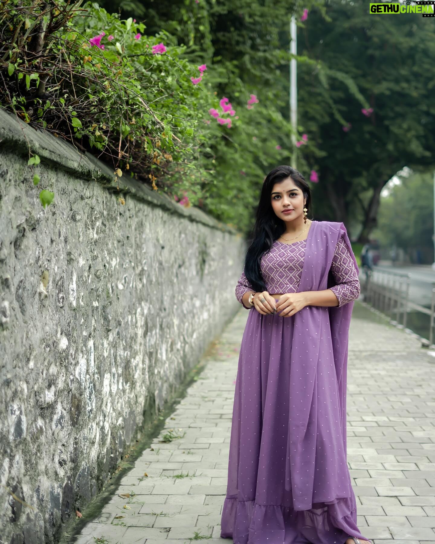 Suveta Shrimpton Instagram - Optimism is a happiness magnet 🧲 👗 @veztue 📷 @jascaptures_ . #photoshoot #photooftheday #brandshoot #instsgram #instagood #nomakeuplook #casualstyle #photooftheday #suveta #suvetashrimpton #suveta #suvetashrimpton