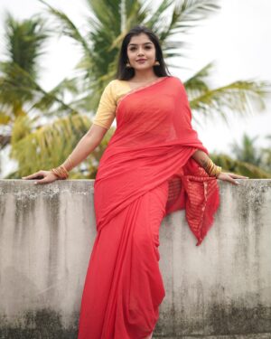 Suveta Shrimpton Instagram - Making waves wherever I go 🌊🤗
.
.
.
.
.
.
#photoshoot #sareelove #instagood #instadaily #photooftheday #trending #suvetashrimpton #suvetashrimpton❤️❤️❤️