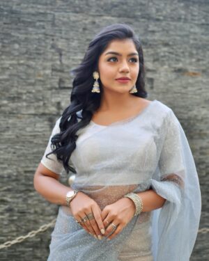 Suveta Shrimpton Instagram - On a mission to shine ✨
📷 @doodle_phootography 
Hairdo @sha_cin_makeover 
.
.
.
#photoshoot #sareelove #instagood #instadaily #photooftheday #trending #suvetashrimpton #suvetashrimpton❤️❤️❤️