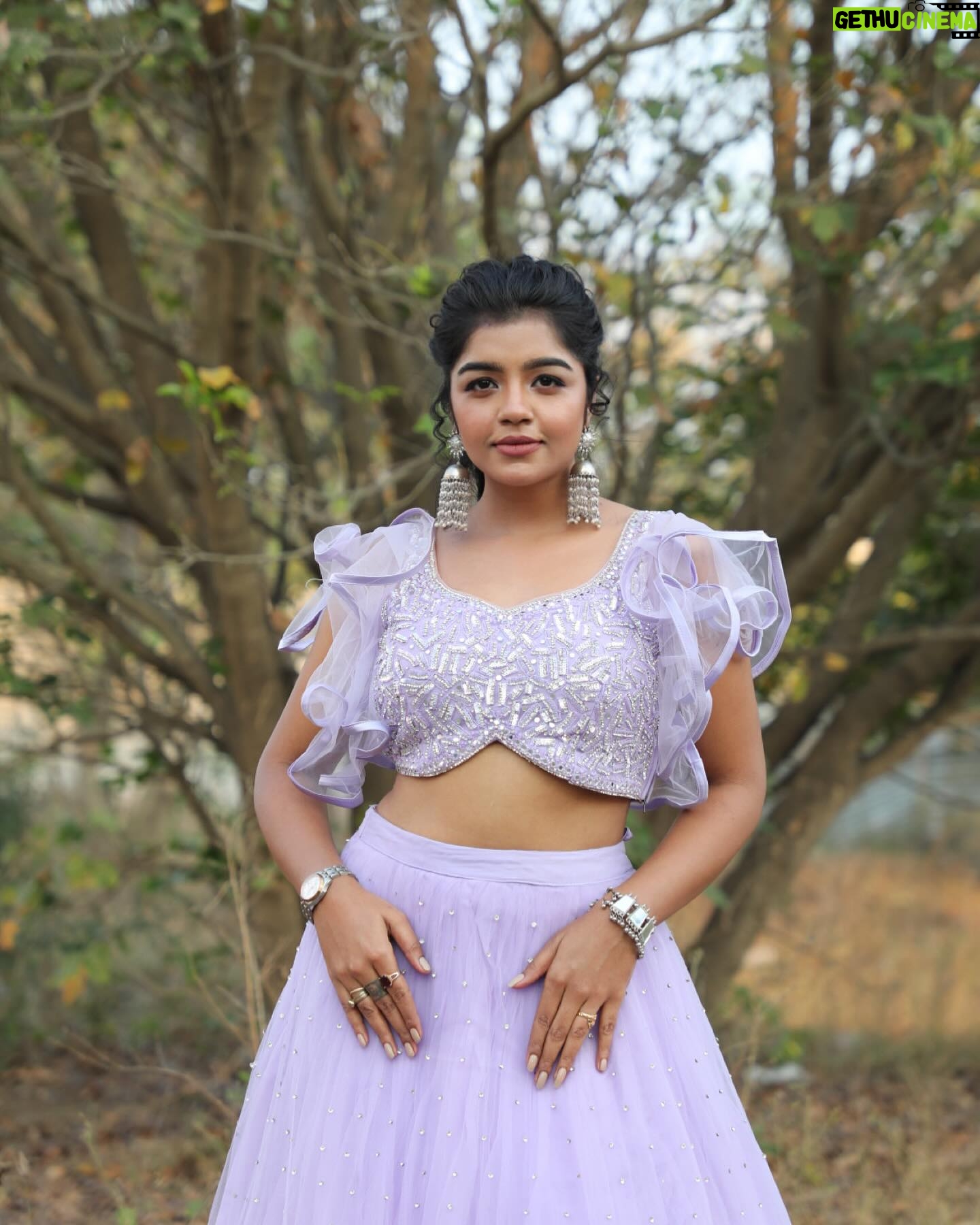 Suveta Shrimpton Instagram - Just a girl and her purple dress💟 Pc @s.a_arun_ . . . #suntvserialactress #showtime #sunnatchathirakondattam #poovathalayaonsuntv #ilamathi #suveta #suvetashrimpton❤️❤️❤️