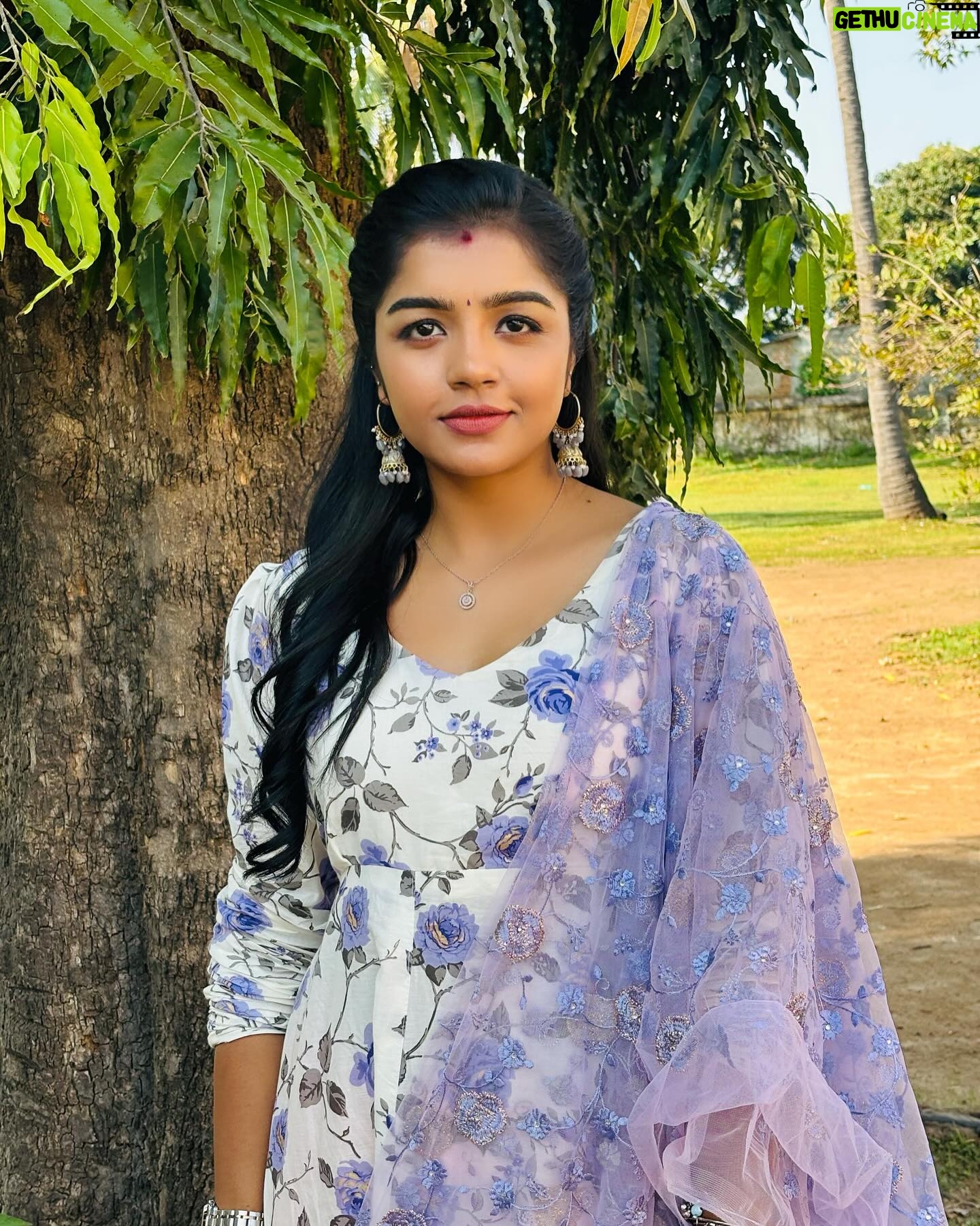 Suveta Shrimpton Instagram - Lavender skies n peaceful vibes ✌️ s #beingilamathi 🌙 #poovathalaiya @suntv #newpost #trend #suntvserial #instadaily #postoftheday #instadaily #instamood #suveta #suvetashrimpton #ilamathi