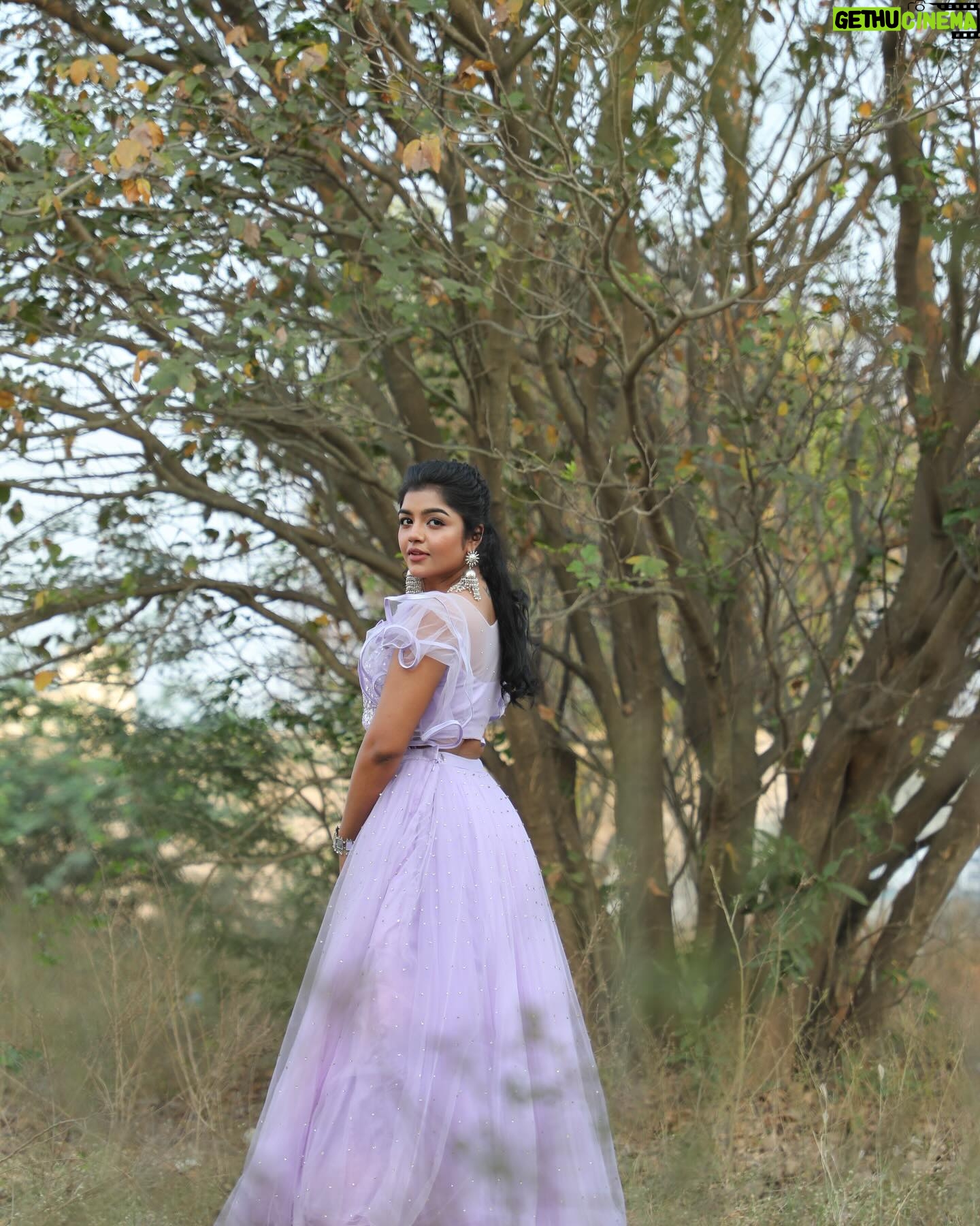Suveta Shrimpton Instagram - Just a girl and her purple dress💟 Pc @s.a_arun_ . . . #suntvserialactress #showtime #sunnatchathirakondattam #poovathalayaonsuntv #ilamathi #suveta #suvetashrimpton❤️❤️❤️