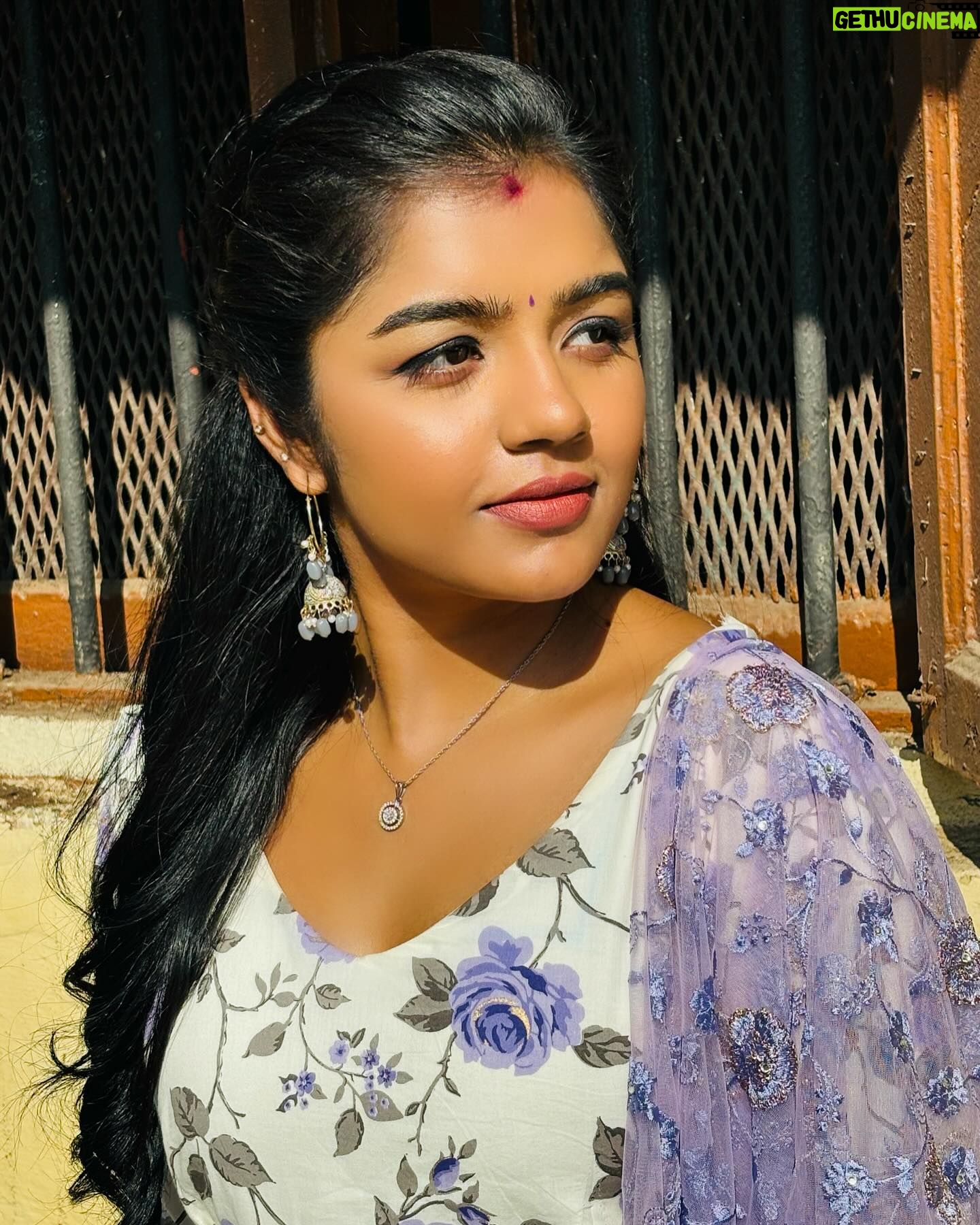 Suveta Shrimpton Instagram - Lavender skies n peaceful vibes ✌️ s #beingilamathi 🌙 #poovathalaiya @suntv #newpost #trend #suntvserial #instadaily #postoftheday #instadaily #instamood #suveta #suvetashrimpton #ilamathi