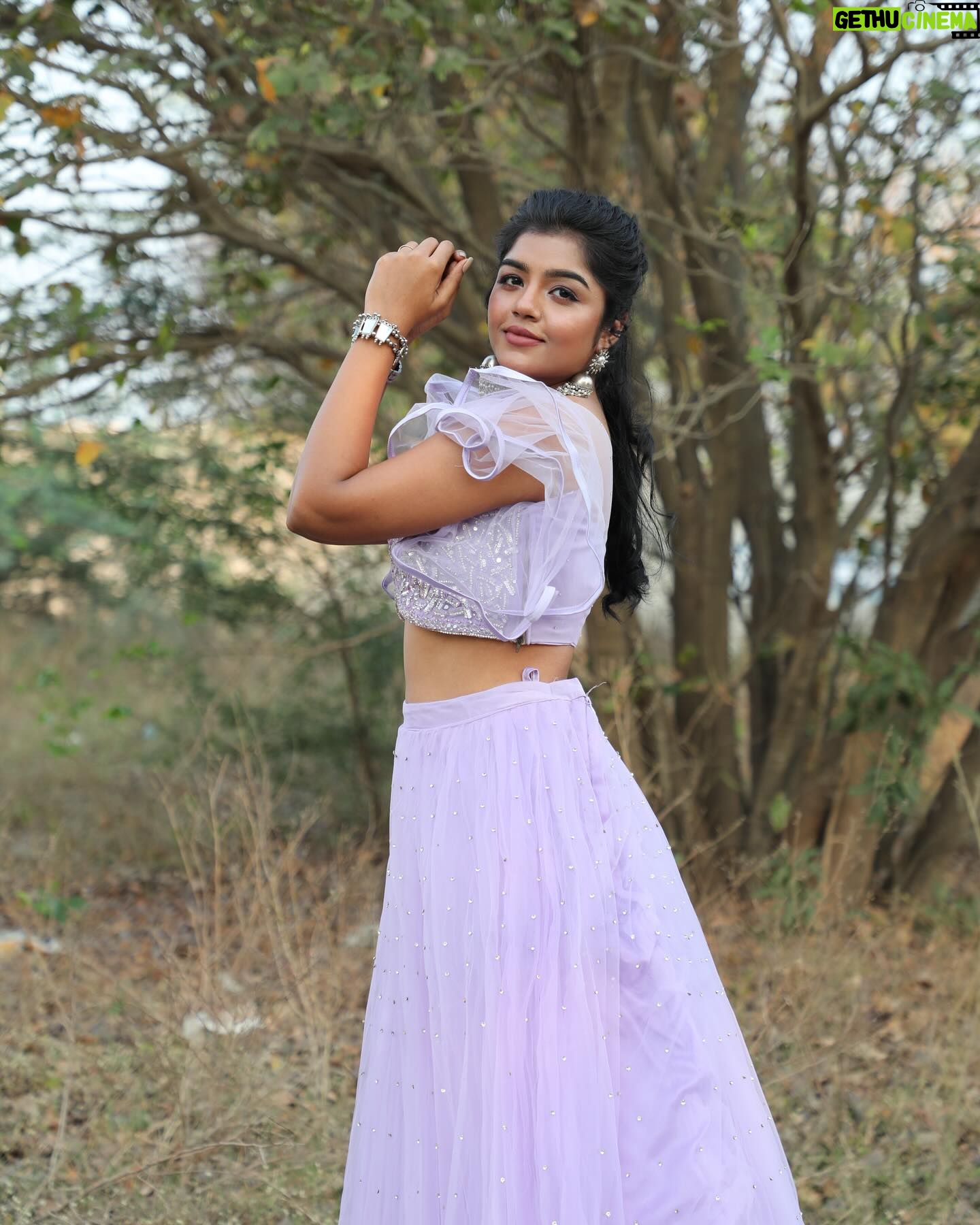 Suveta Shrimpton Instagram - Just a girl and her purple dress💟 Pc @s.a_arun_ . . . #suntvserialactress #showtime #sunnatchathirakondattam #poovathalayaonsuntv #ilamathi #suveta #suvetashrimpton❤️❤️❤️