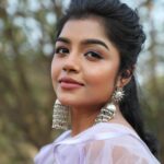 Suveta Shrimpton Instagram - Just a girl and her purple dress💟 Pc @s.a_arun_ . . . #suntvserialactress #showtime #sunnatchathirakondattam #poovathalayaonsuntv #ilamathi #suveta #suvetashrimpton❤️❤️❤️