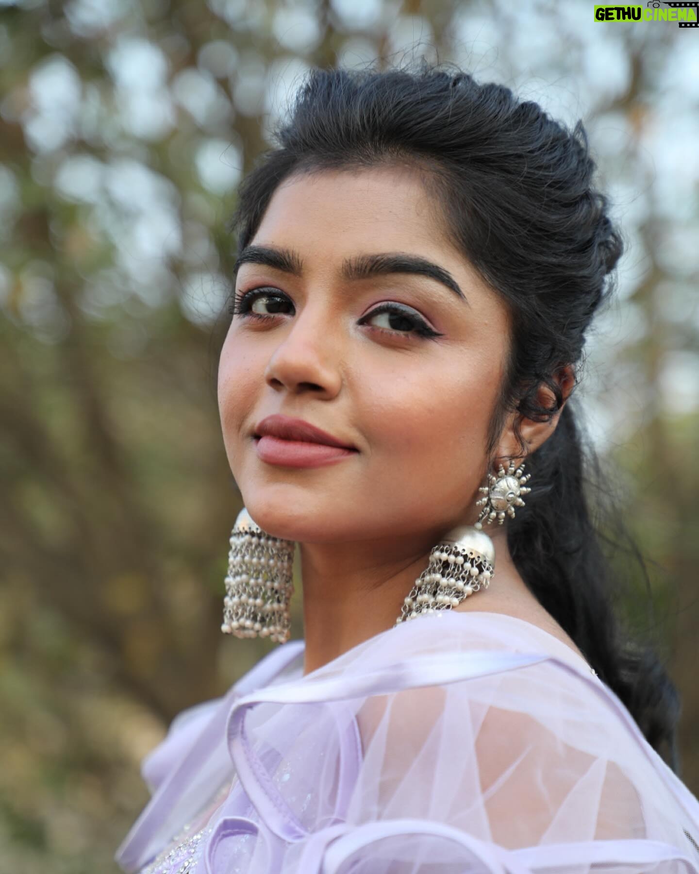 Suveta Shrimpton Instagram - Just a girl and her purple dress💟 Pc @s.a_arun_ . . . #suntvserialactress #showtime #sunnatchathirakondattam #poovathalayaonsuntv #ilamathi #suveta #suvetashrimpton❤️❤️❤️
