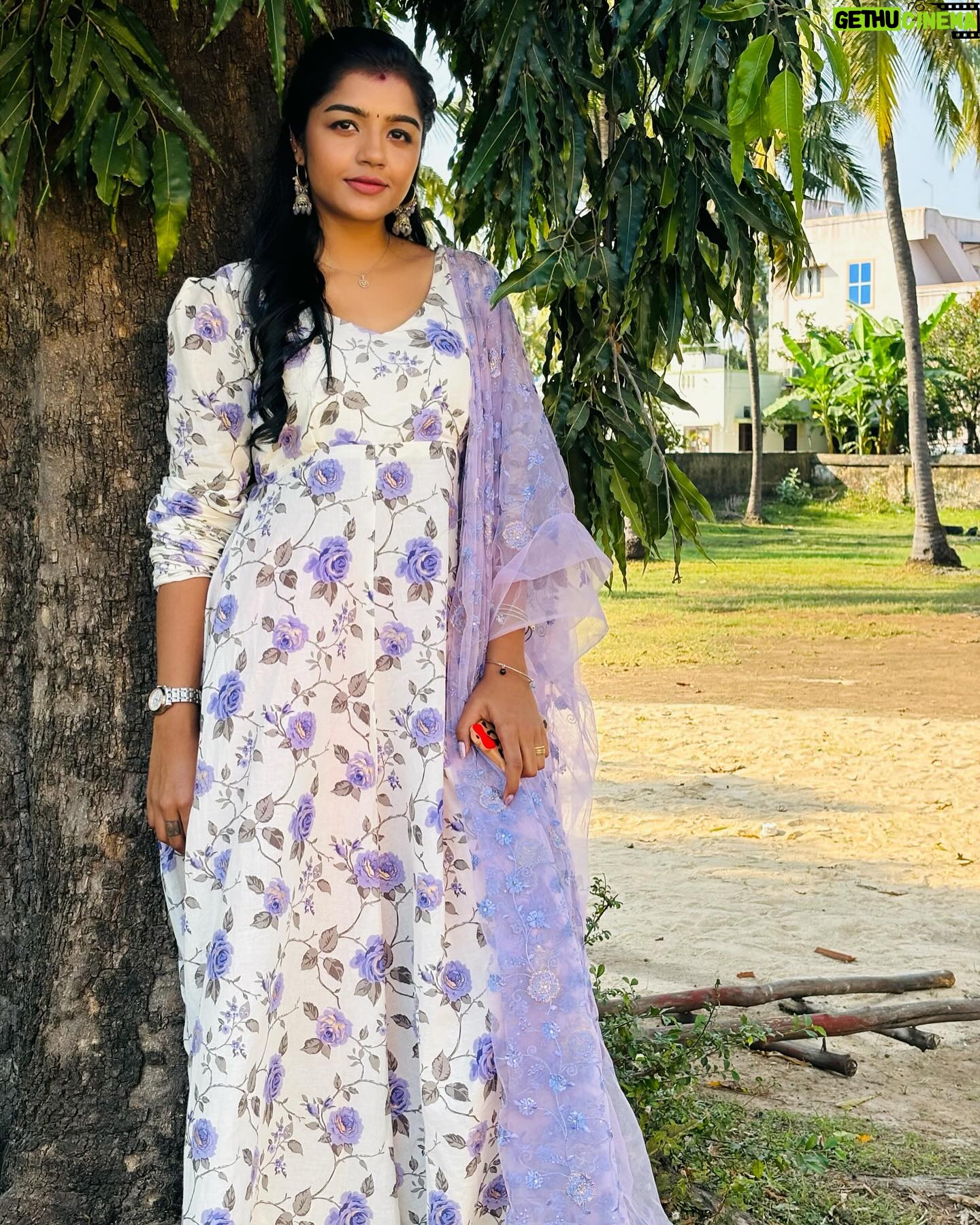 Suveta Shrimpton Instagram - Lavender skies n peaceful vibes ✌️ s #beingilamathi 🌙 #poovathalaiya @suntv #newpost #trend #suntvserial #instadaily #postoftheday #instadaily #instamood #suveta #suvetashrimpton #ilamathi