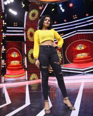 Suveta Shrimpton Instagram - Feeling like yellow jello 💛
Ranjithame show 🎥
.
.
#suntvserialactress #showtine #ranjithame #poovathalayaonsuntv #ilamathi #suveta #suvetashrimpton❤️❤️❤️