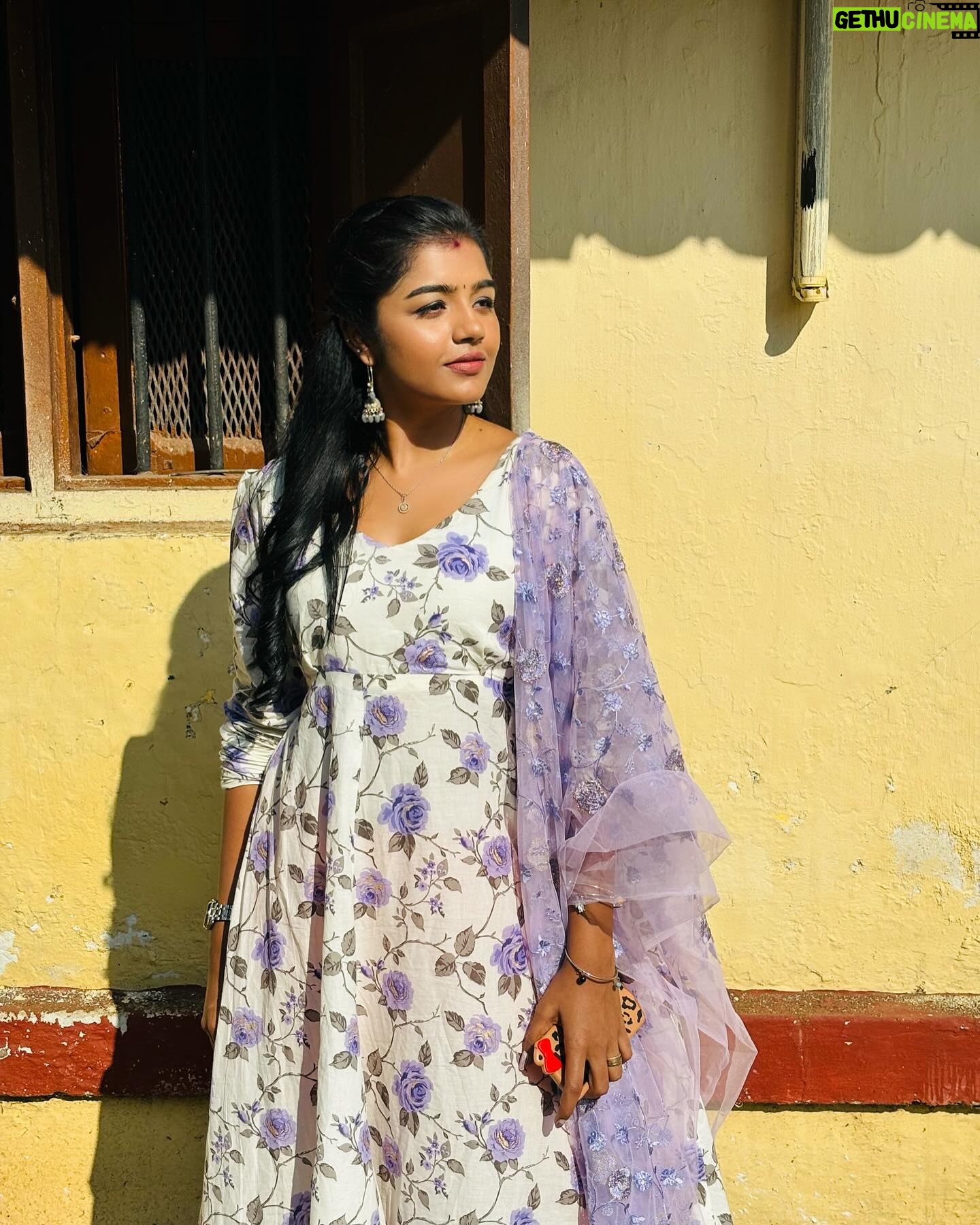 Suveta Shrimpton Instagram - Lavender skies n peaceful vibes ✌️ s #beingilamathi 🌙 #poovathalaiya @suntv #newpost #trend #suntvserial #instadaily #postoftheday #instadaily #instamood #suveta #suvetashrimpton #ilamathi